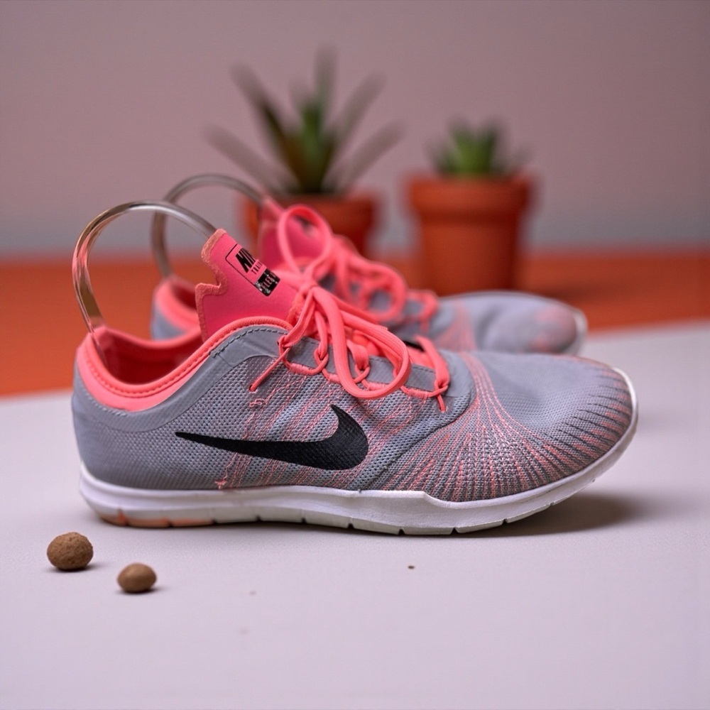 Nike Women's Athletic Shoes in Gray and Pink